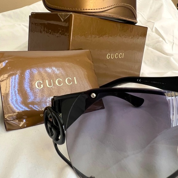 Gucci black Sunglasses w/Interlocking G Design - Picture 3 of 6